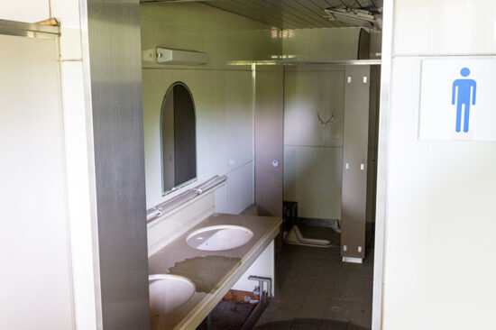 残存設備撤去前の小室駅旧旅客トイレ（2013.06.30）