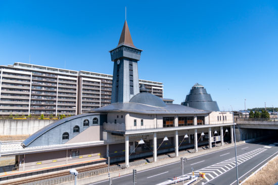街のシンボルとして独創的な駅舎が特徴の印旛日本医大駅