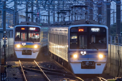 7800形電車と並ぶ新鎌ヶ谷始発の9800形電車