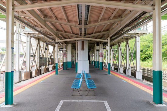 上部に白，腰部に駅カラーのツートンカラーをまとう西白井駅の上屋