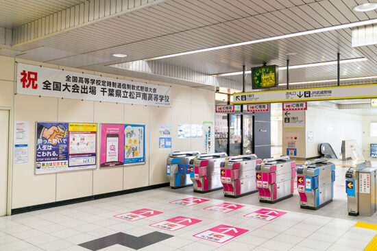 東松戸駅に掲出された松戸南高校の横断幕