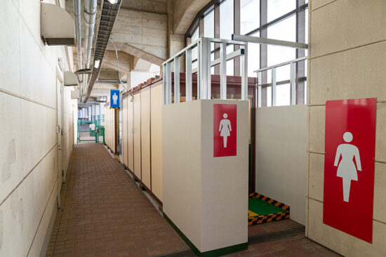 旧西口通路に設置された仮設旅客トイレ