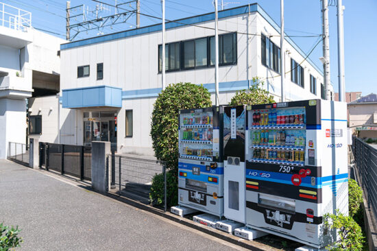 本社社屋前に設置された電車風自販機