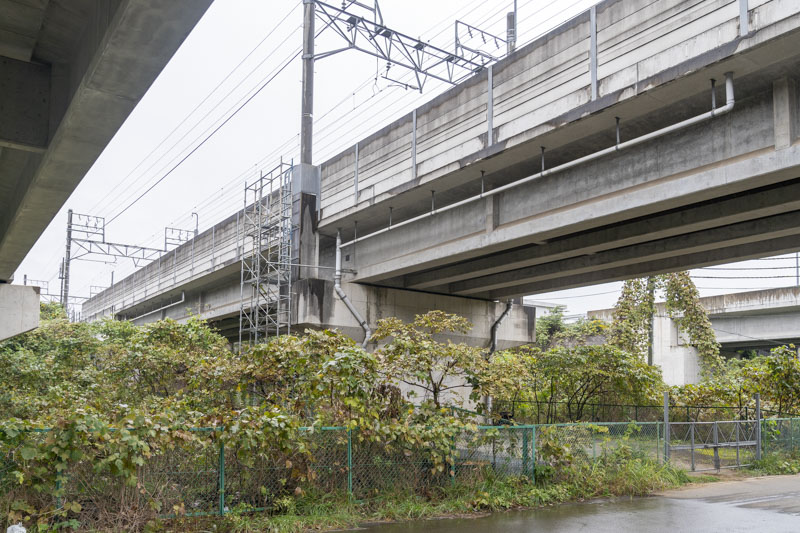 中間機器室建設に向けて足場が組まれ始めた頃の角田川橋りょう下（2021.10.22：印西牧の原・印旛日本医大間）