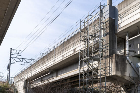 角田川橋りょう上に設けられたケーブル
