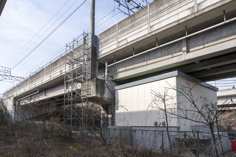 角田川橋りょう下への中間機器室建設は2021年度末までに完了した（2022.03.12：印西牧の原・印旛日本医大間）