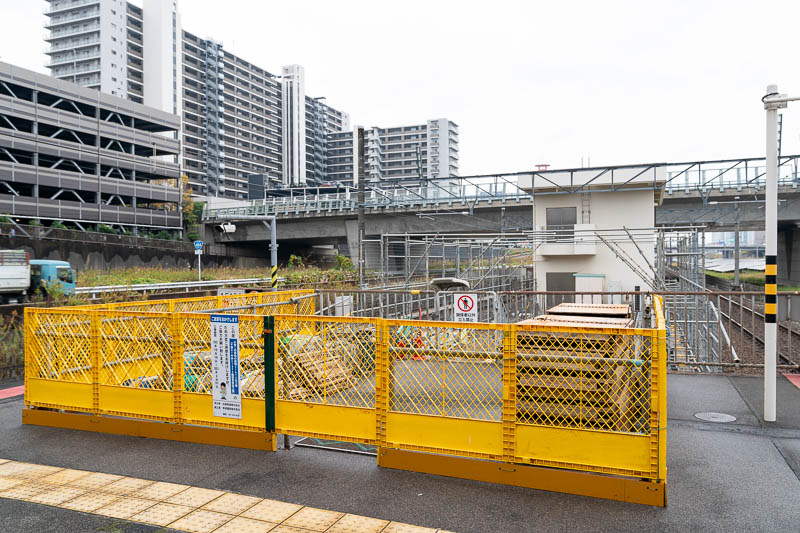 工事期間中は現場に隣接するホーム端に資材置き場が設けられていた(2022.11.26)