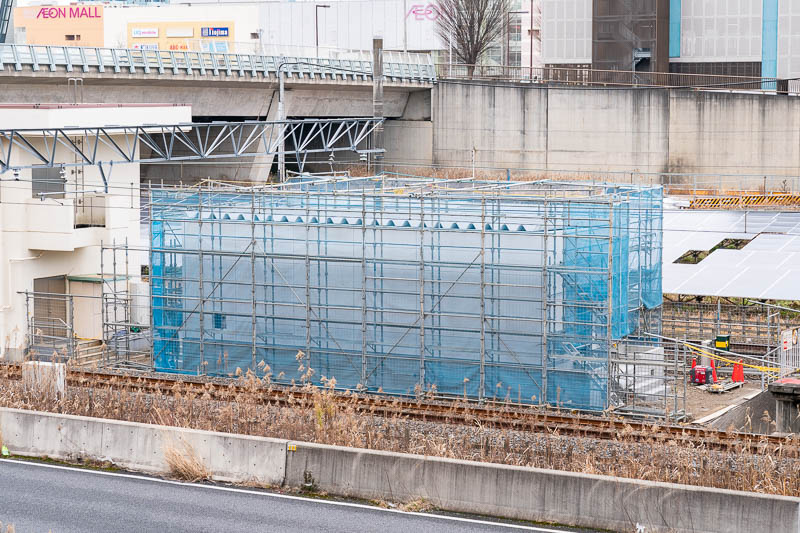 屋根材や壁材が取り付けられて機器室の外観が見えてきた2023年初の様子(2023.01.15)