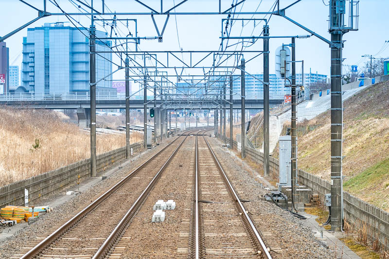 小室・千葉ニュータウン中央間の線間に並べられた防護マクラギ(2023.02.19)