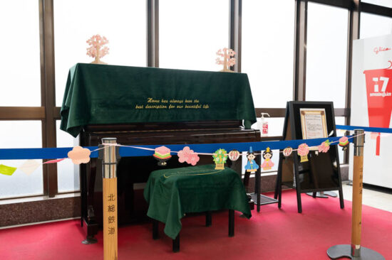 駅ピアノにひなまつりの装飾を施した新鎌ヶ谷駅