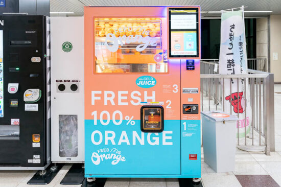 新鎌ヶ谷駅に設置された生搾りオレンジジュース自販機