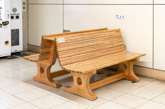 秋山駅に設置された木製ベンチ