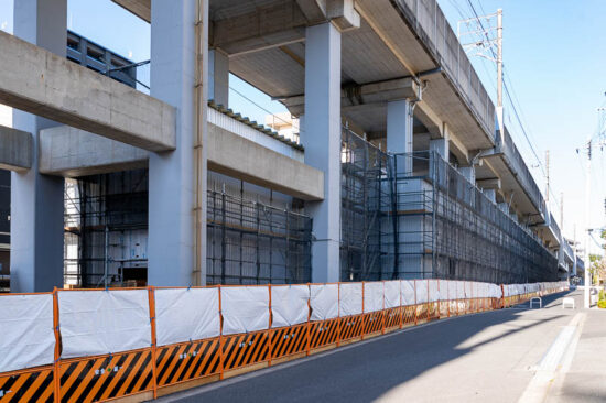 紙敷高架橋下で建築工事が進む業務スーパー東松戸店