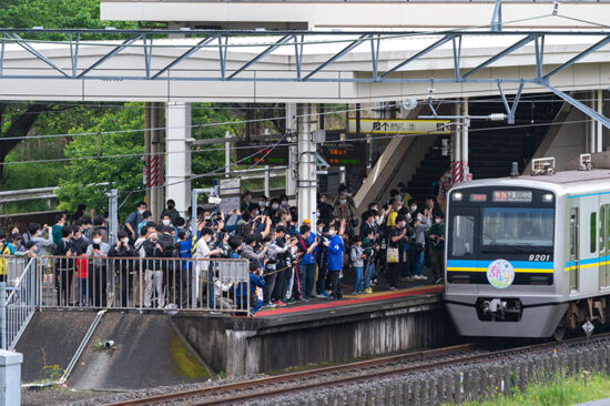 千葉ニュータウン中央駅に到着した「ほくそう春まつり号」（2023.04.30）