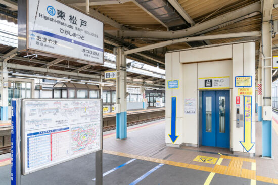 「まごころ優先レーン」が設置された東松戸駅のエレベータ（2023.11.26）