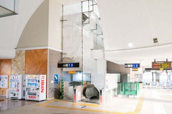 照明更新に伴い足場が設置された印旛日本医大（2023.12.01）