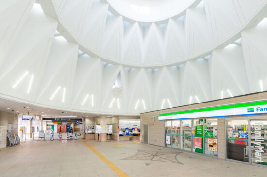 直管形LED照明で更新された印旛日本医大ラチ外ドーム屋根（2024.02.18）
