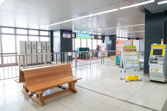 新鎌ヶ谷駅に設置された再生木材ベンチ（2024.03.03）
