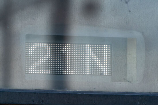 チップ形の白色LEDが使用されている更新後の運番表示器（2024.03.03）