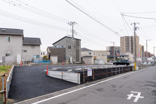 秋山第2トンネル上に開設された「秋山第2有料駐車場」（2024.03.23）