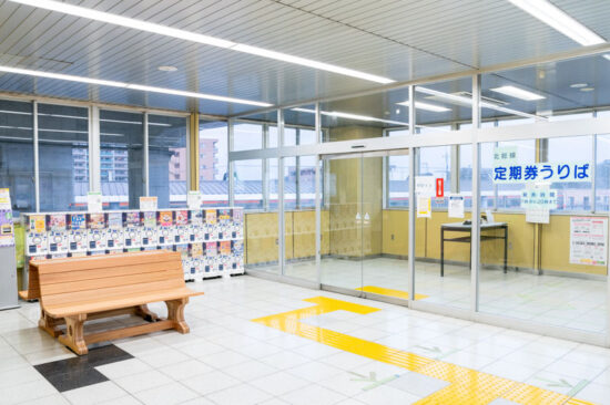 東松戸駅に設置された再生木材ベンチ（2024.03.23）