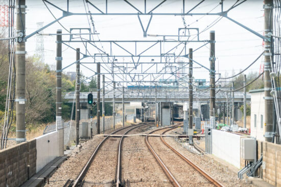 き電開閉所廃止に伴い撤去された電車線区分標（2024.04.07）
