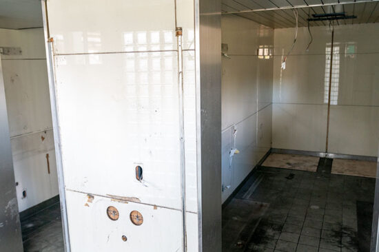 残存設備撤去後の小室駅旧旅客トイレ（2024.04.07）