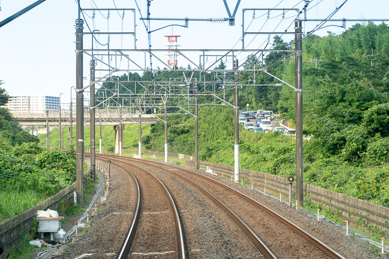 器具箱の基礎が設置され,ケーブル敷設が進む小室・千葉ニュータウン中央間(2024.07.20)