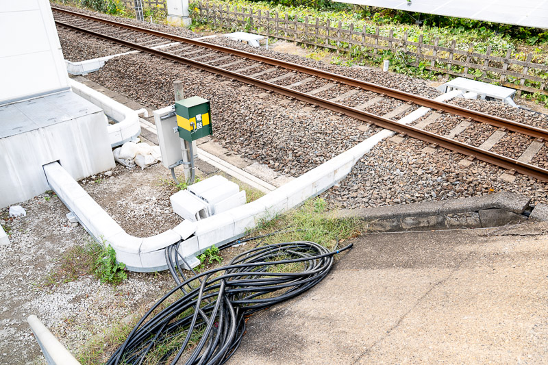 機器室から本線敷にかけて敷設中のトラフとケーブル(2024.10.19)