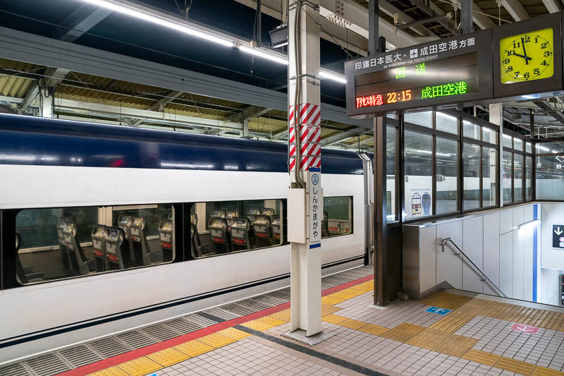 土休日の下りライナー回送列車は新鎌ヶ谷に停車する（2024.11.23：新鎌ヶ谷）