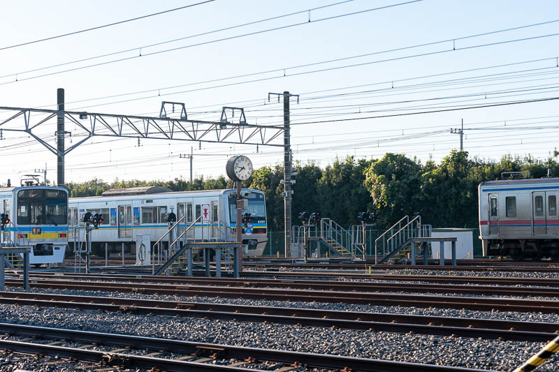 ほとんどの車両が出庫してがらんどうな朝の印旛車両基地で出庫を待つ京成車（2024.11.25：車両基地）