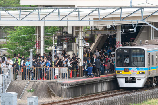 千葉ニュータウン中央駅に到着した「ほくそう春まつり号」（2025.04.20）