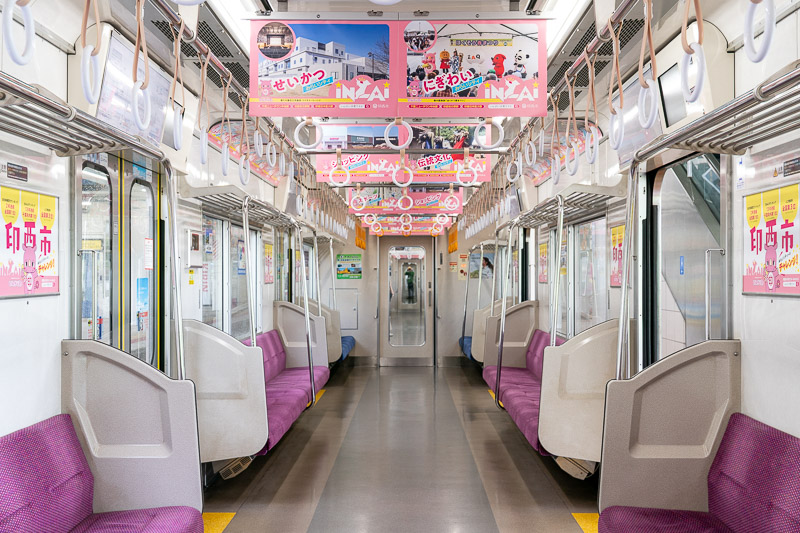 「北総線沿線活性化トレイン2025」車内（印西市車両）