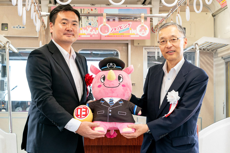 藤代市長から持永社長へ「いんザイ君」特製ぬいぐるみ贈呈