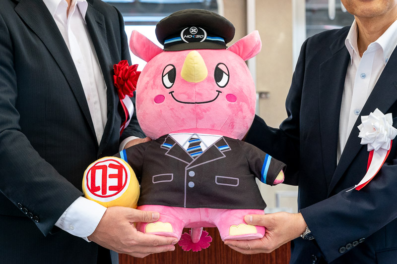 北総鉄道の営業制服を着用した「いんザイ君」ぬいぐるみ