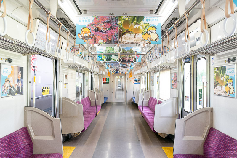 「北総線沿線活性化トレイン2025」車内（市川市車両）