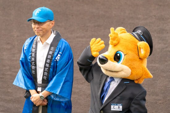 試合開始前の挨拶に臨む持永社長と球団マスコットのC・B（2025.09.27）