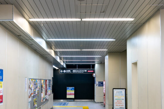 蛍光灯取替後の新鎌ヶ谷駅松戸線連絡改札付近（2025.10.25）