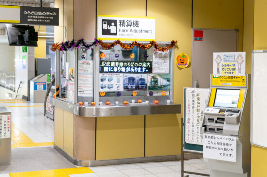 東松戸駅改札窓口の案内表示器（2025.10.25）