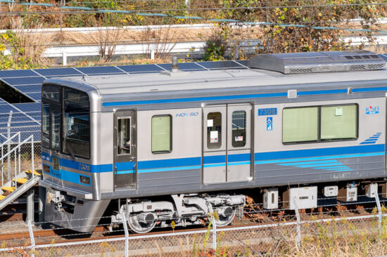 空港に行きそうな車体装飾こそあれども…