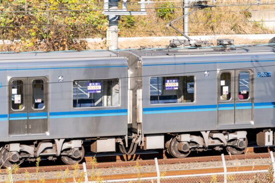 重要部検査に際して側窓の優先席ステッカーが変更された7502編成（2025.11.21）