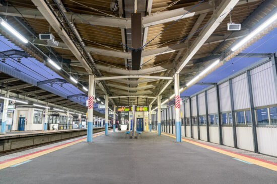 LED化工事中の東松戸駅上りホーム（2025.11.23）