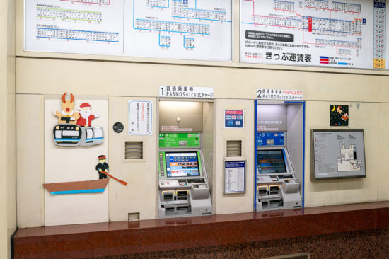 矢切駅きっぷうりば付近の駅装飾（2025.12.13）