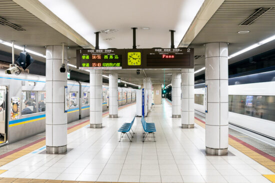 日中時間帯の矢切駅でスカイライナーの待避を行う普通列車（2025.12.13）
