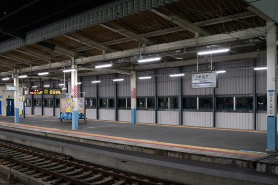 LED化工事後の東松戸駅上りホーム（2025.12.13）