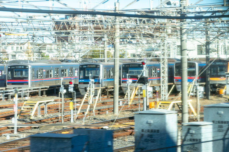 京成高砂到着後は夜まで留置される北総所属車両（2025.12.15：京成高砂・新柴又間窓越し）