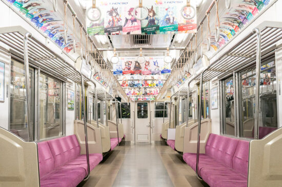 ウマ娘一色に染まった窓上と中吊り広告