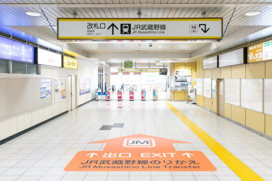 東松戸駅ラチ内コンコース・JR武蔵野線乗換サイン（2026.03.14）