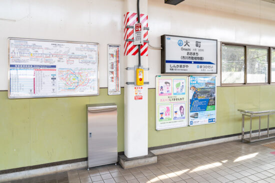 大町駅ホーム上のスロープ板収容箱（2026.03.28）