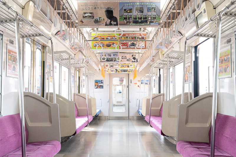 「北総線沿線活性化トレイン2026」車内（鎌ケ谷市車両）